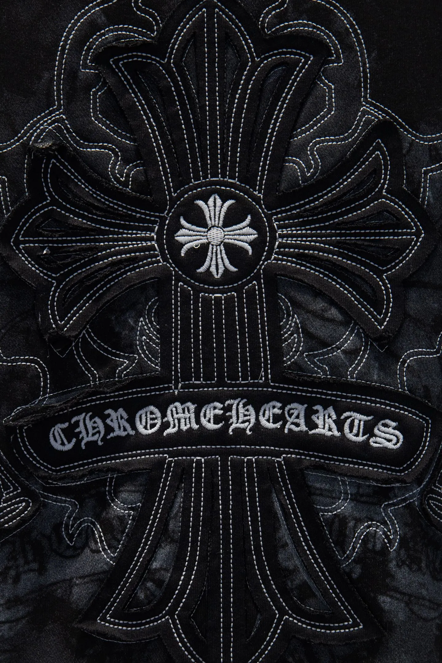 P260 🆕Chrome Hearts new embroidered patch printed sweatshirt. The os version is really charming. Chrome Hearts is really a must-have. Each season's new version is the best. It is very practical and can be worn casually. Nice✔️ - ⚠️100% cotton. Made of custom-dyed terry cotton sweatshirt surface, 420g double-ply double yarn, comfortable to the touch. Made from imported knitting needle carded cotton, the thickness is moderate, drapey and contoured, making the upper body comfortable! ! It is very tolerant for fat body types and can instantly slim down by five inches when put on. The back panel #embroidery adopts imported Tajima high-density heavy industry embroidery technology. The fonts are three-dimensional and full. The front panel is made of direct-injection digital printing environmentally friendly glue material and mechanized printing process. Mechanical printing has high precision, the positioning accuracy can reach ±0.02mm, and the quality is stable.  The neck strap is made of pure cotton and is one piece. It has no color difference and will not deform. In the past two years, the oversize version has become the focus of the trend and has been a popular staple in the past two years. The change of designers has made this brand an instant hit. The progressive fashion of the times also needs the blood impact of fresh elements and trendy designs in order to continue its glory! It’s stylish both inside and outside, a must-have for high street travel! An absolute "eye-catching style" that can match couples 💏 Color: Black Size: S M L XL
